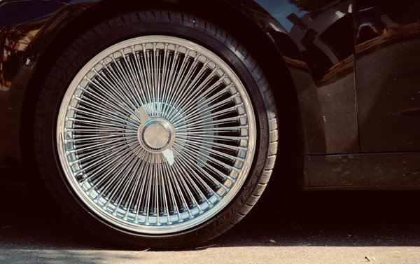 Comment installer un système de suivi des performances sur une voiture de tuning ?