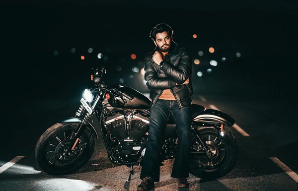 Comment installer un support de téléphone résistant à l'eau sur une moto pour la navigation GPS ?